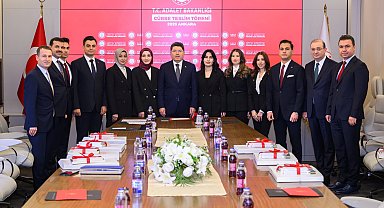 Genç hakim ve savcılar cübbelerini teslim aldı