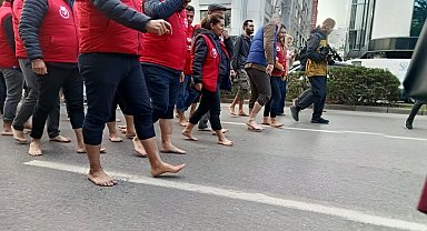 İzmir'de çıplak ayaklı protesto!
