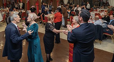 İzmir'de huzurevinde yeni yıl coşkusu