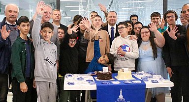 İzmir'de sevgiyle engeller aşıldı