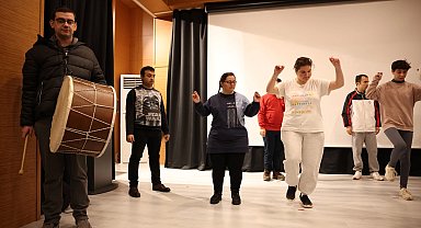 Kocaeli'de engelleri aşan adımlar sahneye taşınıyor