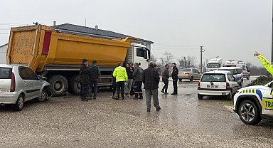 Kuzey Çevre Yolu'nda kamyon ile otomobil çarpıştı