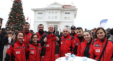 Mudanya'da belediye çalışanları yeni yılı Mütareke Meydanı'nda karşıladı