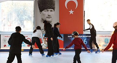 Muğla'da buz paten pistiyle yeni yılı karşılıyor