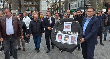 Pakize Anne, Mudanya’da denize siyah çelenk bıraktı