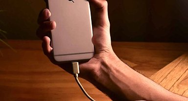 Telefonundan ayrı kalma korkusu ruh sağlığını etkiliyor!