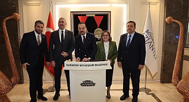  Ak Parti Genel Başkan Yardımcısı Zorlu, Başkan Şahin'i makamında ziyaret etti