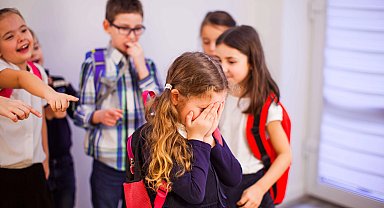 Akran zorbalığının temeli çoğu zaman evde atılıyor