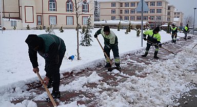 Ankara Keçiören'de kar küreme ve tuzlama seferberliği