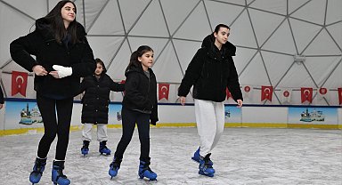 Ankara Keçiören'de sömestir eğlencesi gerçek buz pistinde