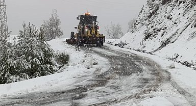 Antalya Büyükşehir ekipleri kapanan yolları iş makineleriyle açıyor