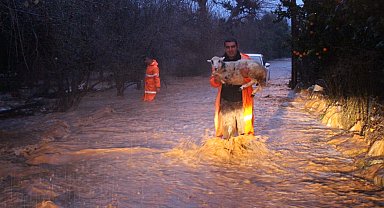 Antalya Büyükşehir ekipleri yağmur ve fırtınaya karşı seferber oldu