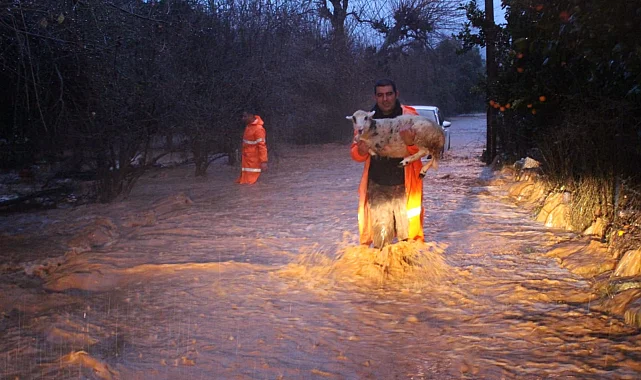 Antalya Büyükşehir ekipleri yağmur ve fırtınaya karşı seferber oldu