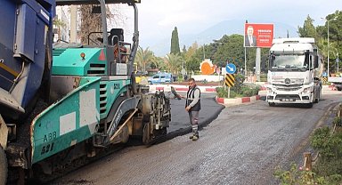 Antalya Büyükşehir'den Finike'ye asfalt desteği