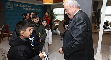 Bursa Nilüfer'de Badırgalı çocuklar el emeklerini Başkan Özdemir'e hediye etti