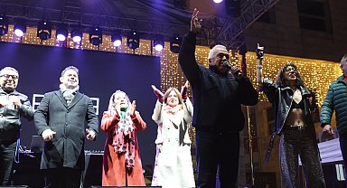 Bursa Nilüferliler 2026'yı Cumhuriyet Meydanı'nda karşıladı