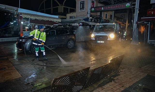 Bursa'da tarihi çarşı ve hanlarda gece mesaisi