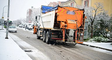 Çayırova'da karla mücadele sürüyor