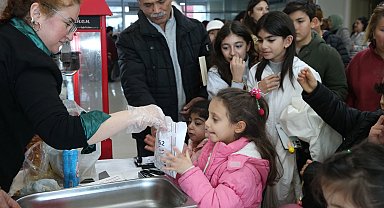 Çiğli'de çocuklar sinema keyfini Başkan Yıldız'la paylaştı