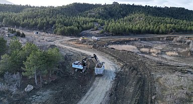 Çorum'da Çomar Barajı çevresinde yol genişletme çalışmaları sürüyor