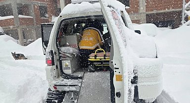 Düzce'de kar paletli ambulansla hasta kurtarıldı