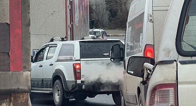 Düzce'de o kavşakta sıkça yaşanıyor: Sürücü trafiği kilitledi!