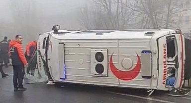 Düzce'de yoğun sis ambulansı yan yatırdı: 1 sağlık personeli yaralı