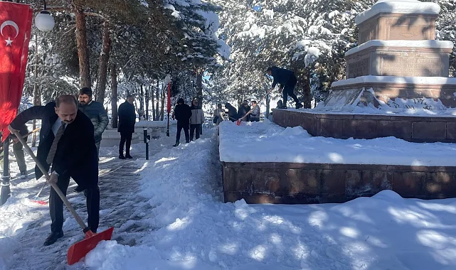Erzurum'da şehitlikte duyarlılık örneği... Kürekleri alıp kar temizlediler