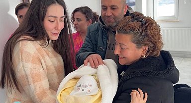 "Geçici Koruyucu Aile" 100'üncü bebeği Ege Berk, Samsun'da koruyucu ailesiyle buluştu