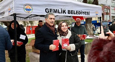 Gemlik Belediyesi’nden Türk Bayrağı Dağıtımı