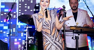 Gülben Ergen yeni yılı İzmir'de sahnedeki ritüelle karşıladı