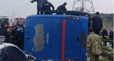 İstanbul'da cezaevi nakil aracı devrildi: 19 yaralı