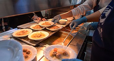 İzmir'de her gün 4 çeşit yemekle hayatlar ısınıyor