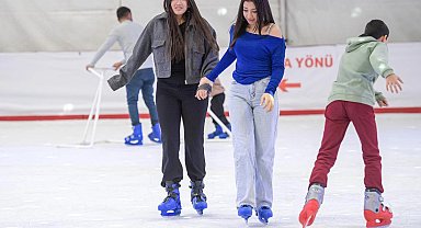 İzmir'de kışın keyfi buzda yaşanıyor
