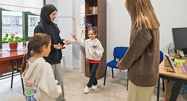 İzmir'de renkli harfler projesi ile çocuklara kitaplı destek