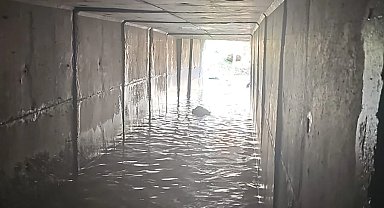 İzmir'de sağanak yağış sonrası araçlar dereye sürüklendi