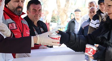 İzmit Belediyesi'nden kandillik helva ikramı