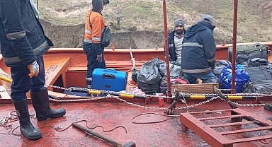 Karadeniz'de karaya oturan Türk gemisinin mürettebatı tahliye edildi