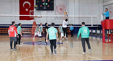 Karatay'da birimler arası voleybol turnuvası başladı