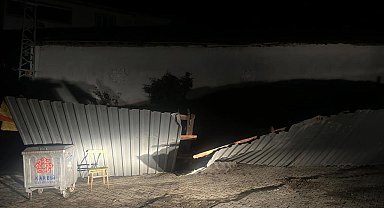 Karesi'de şiddetli rüzgar samanlığın çatısını uçurdu