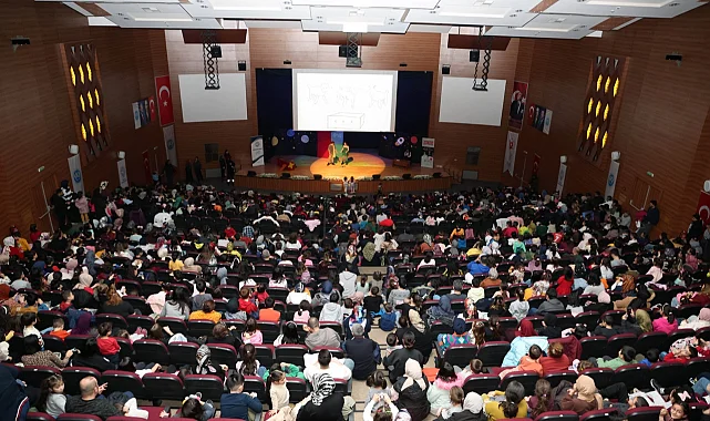 Kayseri Talas'ta Başkan Amca'dan çocuklara karne hediyesi