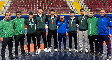 Konya Karatay'ın U17 güreşçileri şampiyonluk yolunda