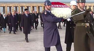 Malezya Başbakanı Enver İbrahim Anıtkabir'i ziyaret etti