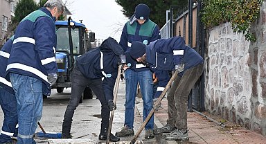 Manisa'da ekipler yağışa karşı sahada