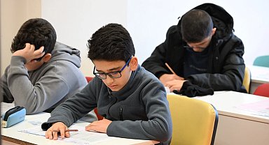 Manisa'da öğrenciler MABEM'in ödüllü sınavında ter döktü