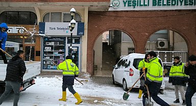 Mardin Yeşilli'de karla mücadele çalışmaları sürüyor