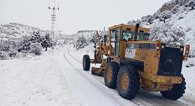 Mersin'de karla mücadeleyi aralıksız sürdürüyor