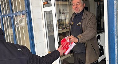 Muğla dağıttığı Türk bayraklarıyla dayanışma mesajı verdi