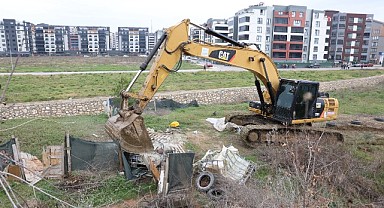 Nilüfer Belediyesi Balkan Mahallesi’nde kaçak barakaları yıktı