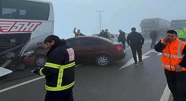 Sivas–Kayseri Karayolu'nda yoğun sis zincirleme kazaya yol açtı